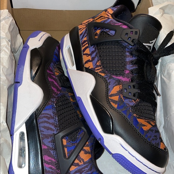 Jordan Shoes - Jordan 4 Retro 
Size 7.5 Woman’s